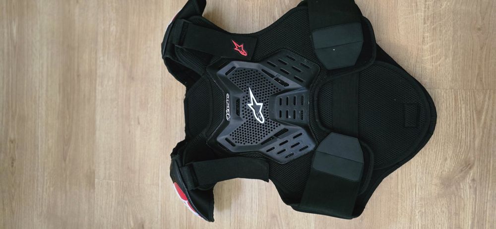 Продавам ендуро каска на Oneal и нагръдник на Alpinstar