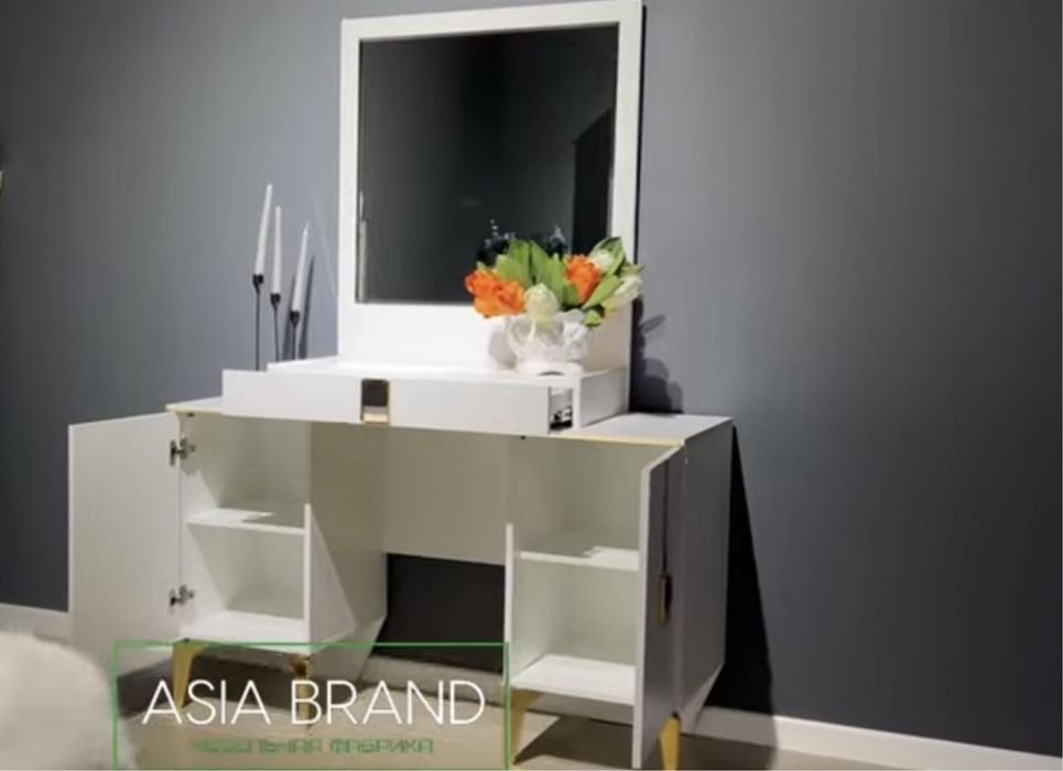 Продам Туалетный столик и зеркало