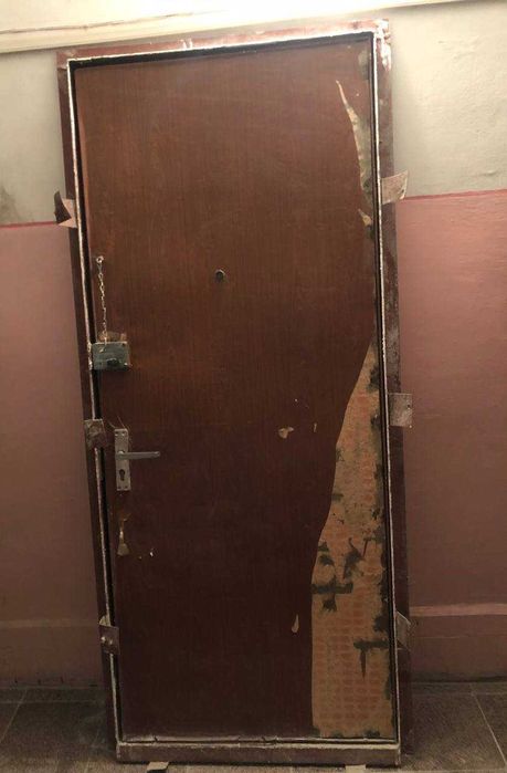 Входная железная дверь советского периода с двумя замками 92х205