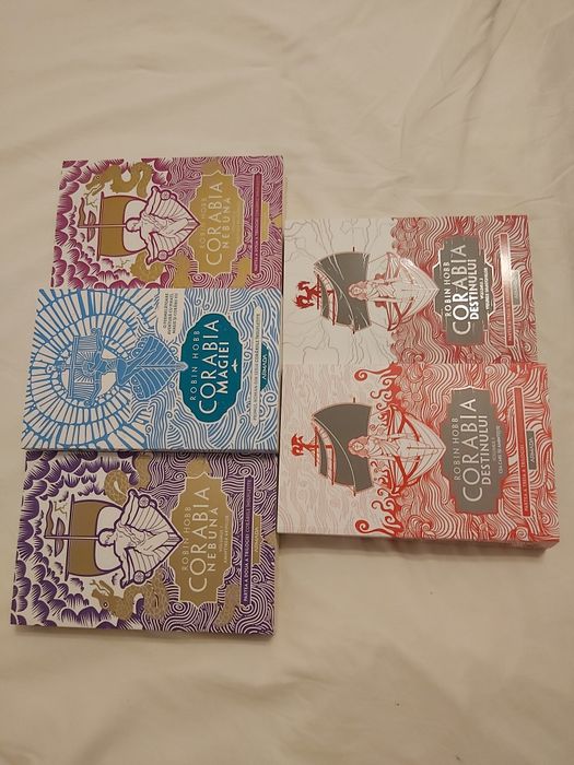 vand set Trilogia CORĂBIILE ÎNSUFLEȚITE 5 vol de Robin Hobb