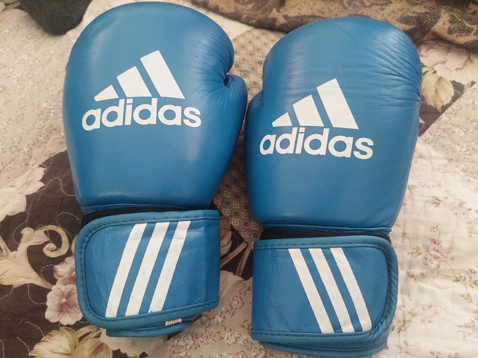 Боксерские перчатки адидас