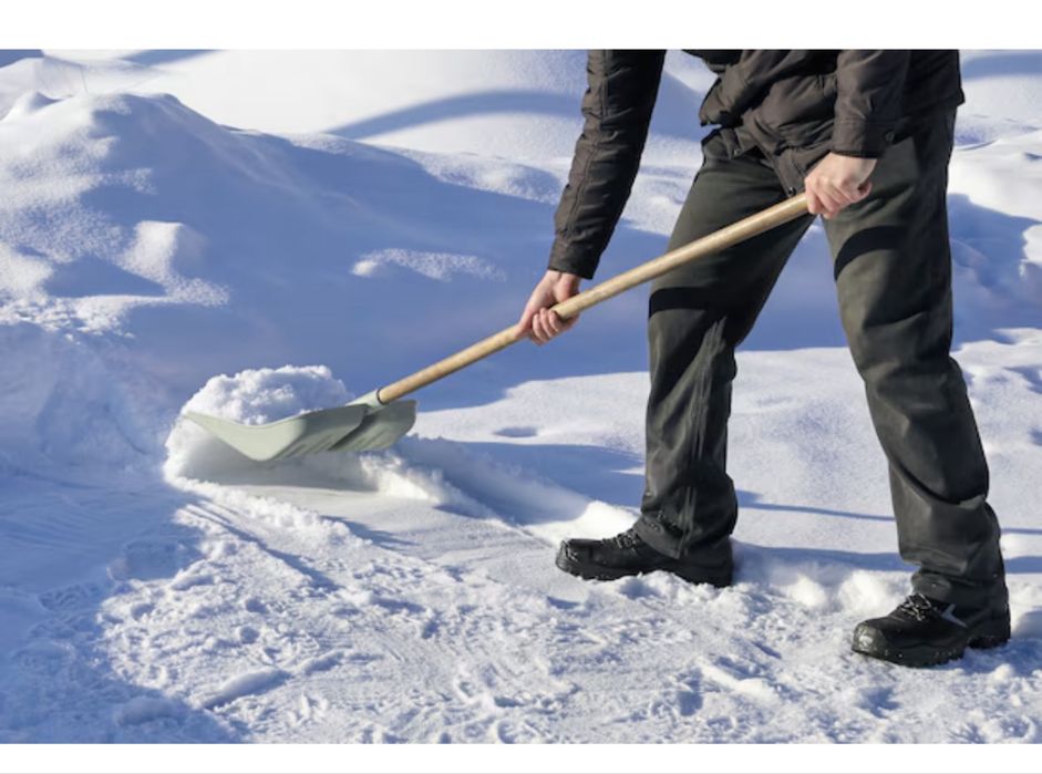 Чистка снега вручную