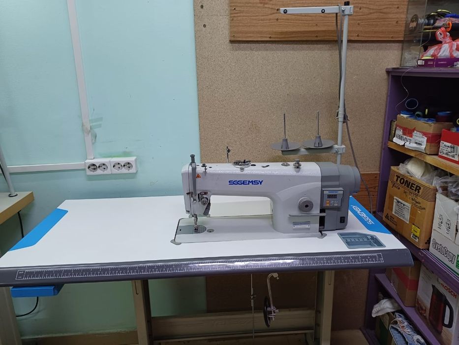 Швейная машинка, утюг