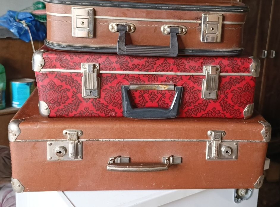 Продам три чемодана
