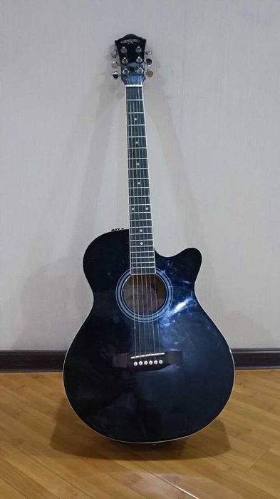 Акустическая гитара срочно 50$  (есть трещина и  чехол в подарок)