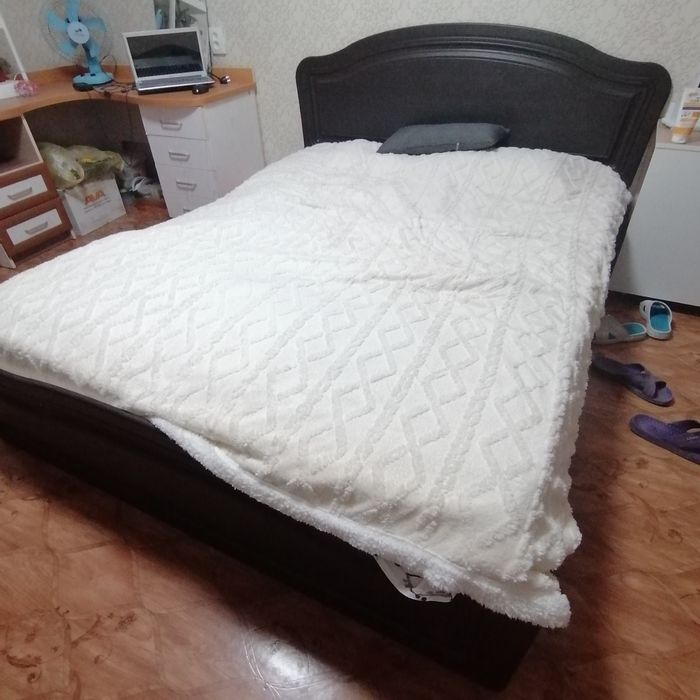 Продам кровать, комод, тумбу.