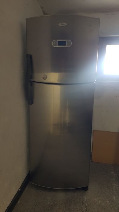 ХЛАДИЛНИК Whirpool с горна камера.Размери : 186/70/65.