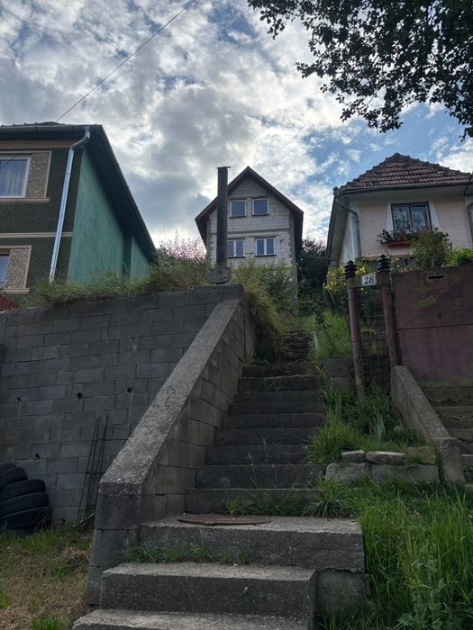 Vand casa la rosu