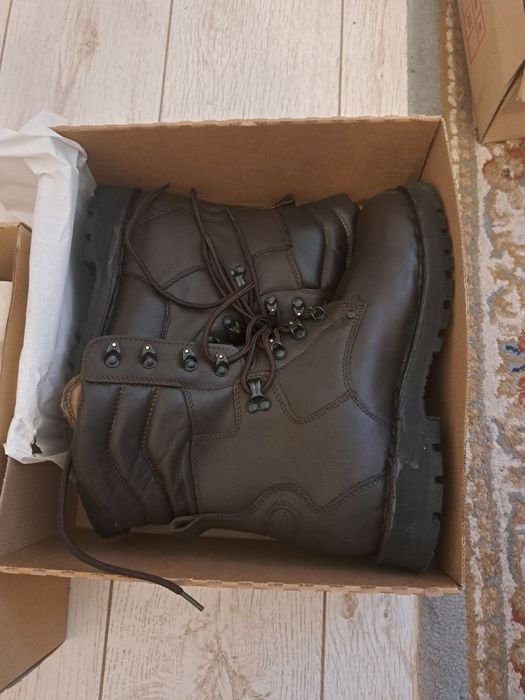 Vând bocanci ARMY maronii