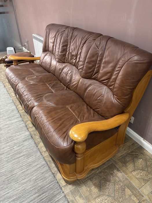 Продам  кожаный диван и 2 кресла