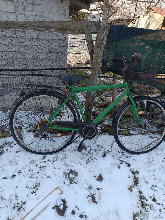 Costel vinde bicicleta