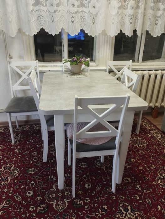 Кухонный стол со стульями