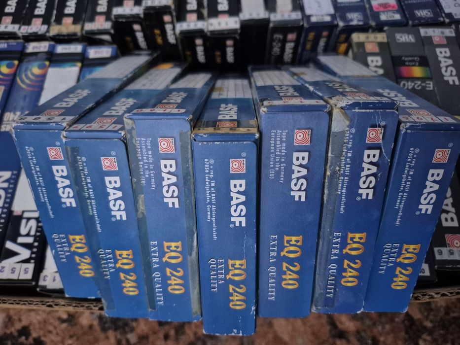 Vând 50 casete video VHS originale Basf de 240 minute cu  filme 


Vân