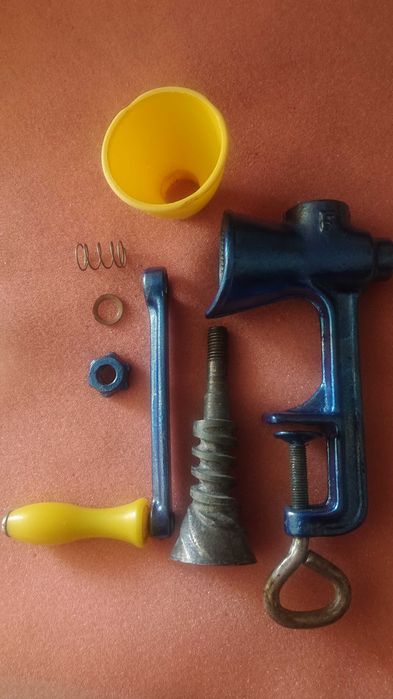 Румънска ръчна мелничка за мелене на черен пипер, кафе, подправки.