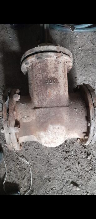 Задвижки чугуные в хорошем состоянии с флягцами цена 50 тс