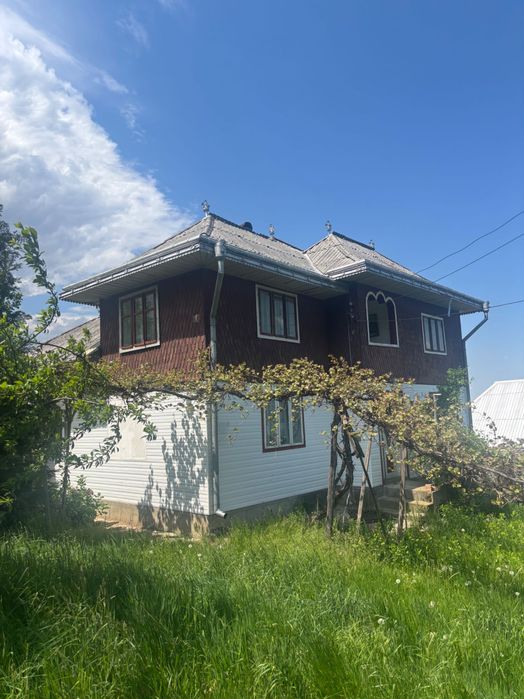 Casă de vânzare cu două curți, livadă și anexe – proprietate cu potențial