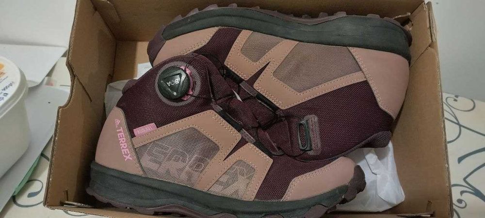 Продавам детски спортни обувки adidas Terrex Boa Mid Rain Ready