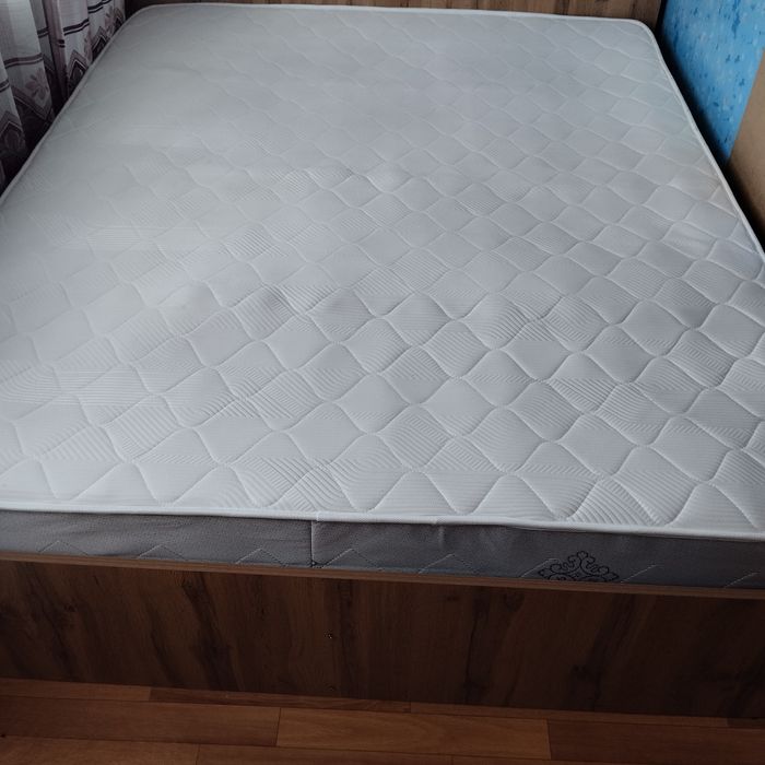 Кровать вместе с матрасом в отличном состоянии