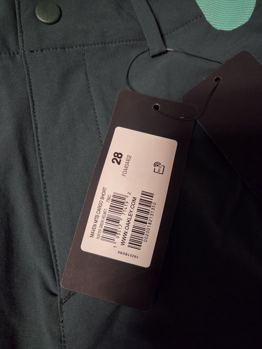 Pantaloni si scapi Oakley