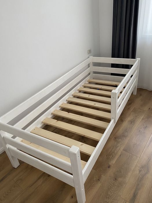 Pat din lemn masiv cu saltea