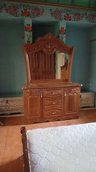 Мебел горка и спальный гарнитур  продаётся