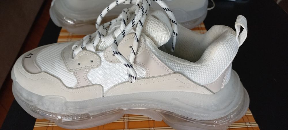 Продавам маратонки balenciaga Triple s 41 номер бели