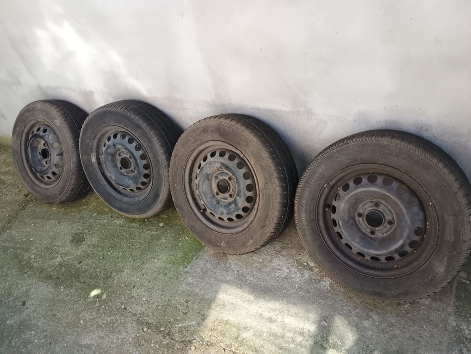 Vând cauciucuri de vara cu tot cu jante .