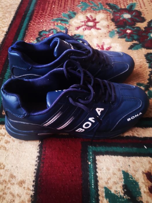 Продам кроссовки бона