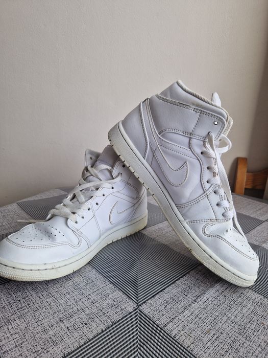 Кецове Nike Air Jordan 1 mid Triple White