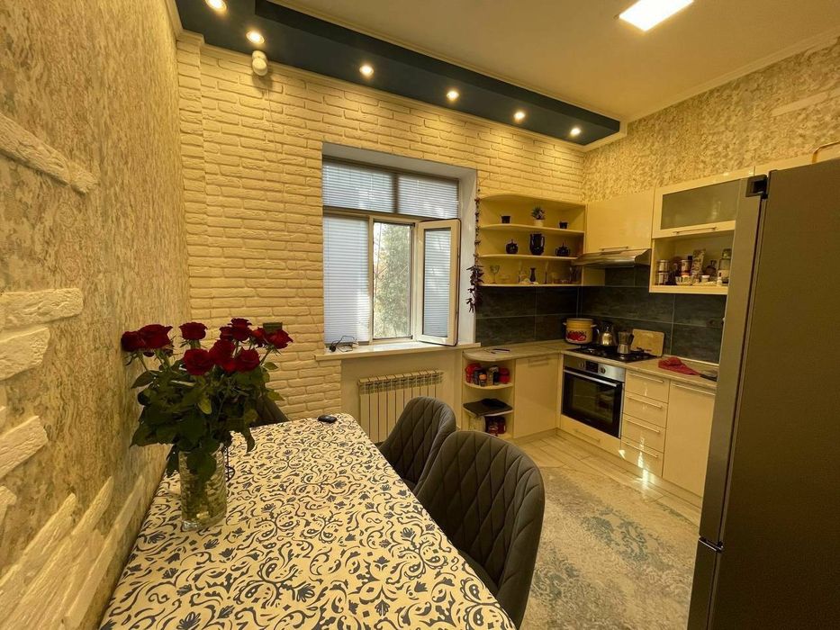 Продаётся квартира Чиланзар 1 квартал 2/4/4 кирпич 2×4