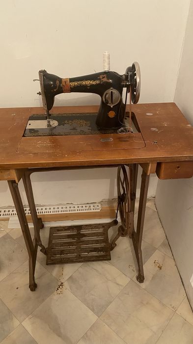 Продам швейные машинку.