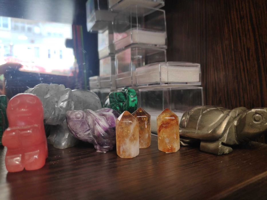 Фигурки и пирамиди от полу-скъпоценни камъни