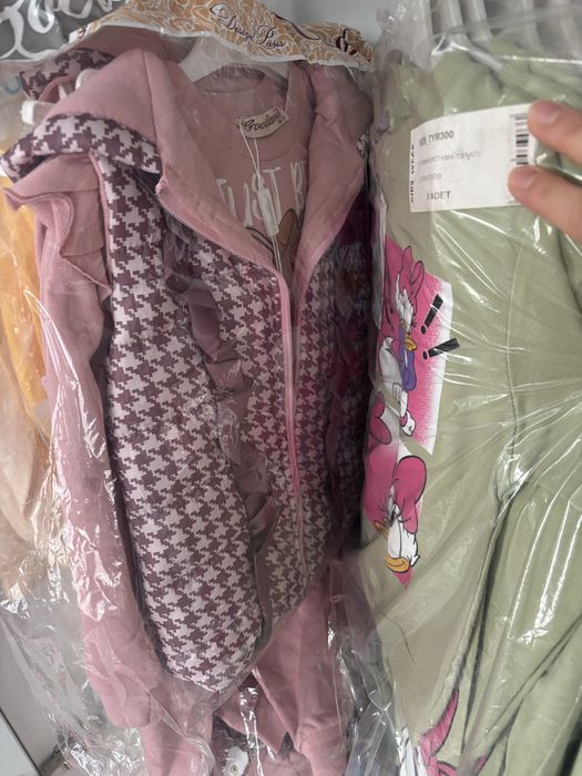 Разпродажба на детски дрехи от затворил магазин