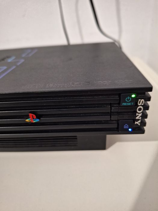 Consola Playstation 2, accesoriile din poza.