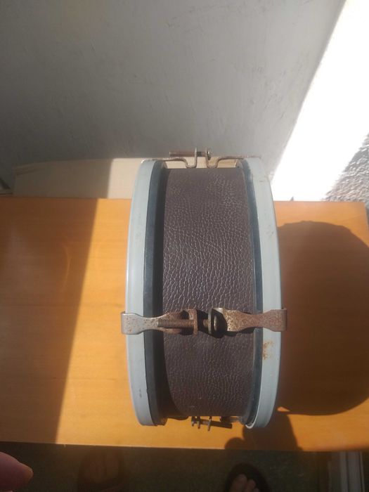 Vând lot pionieri format din toba și steag de trompeta