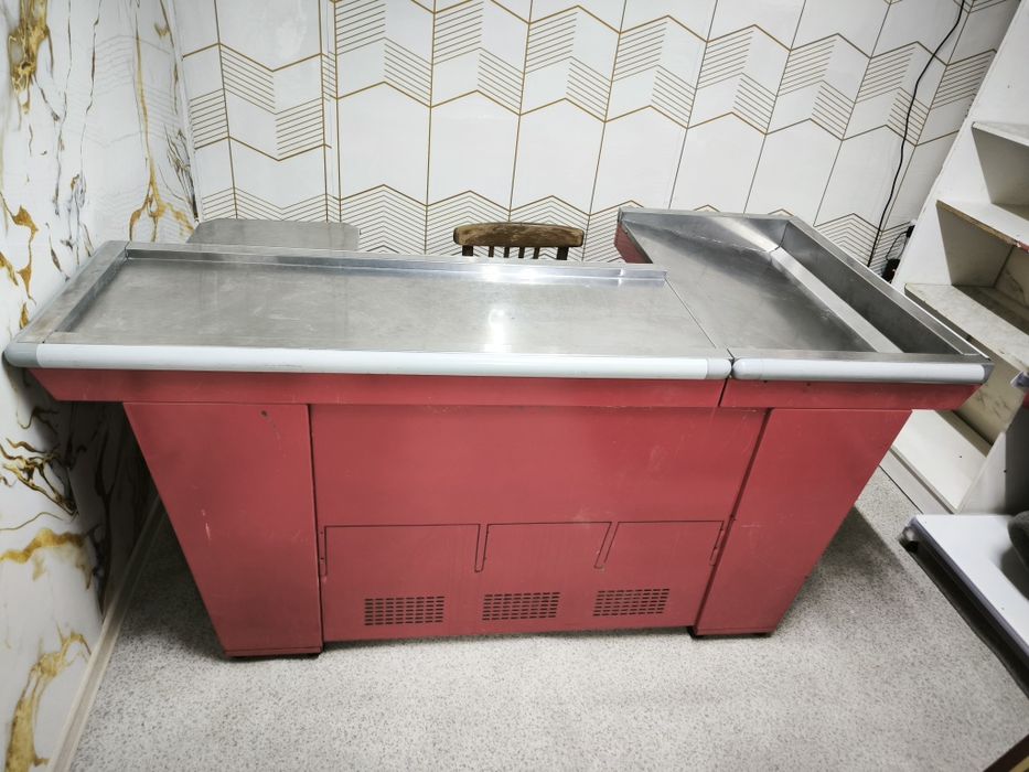 Продам витрины дерев и метал, шкаф