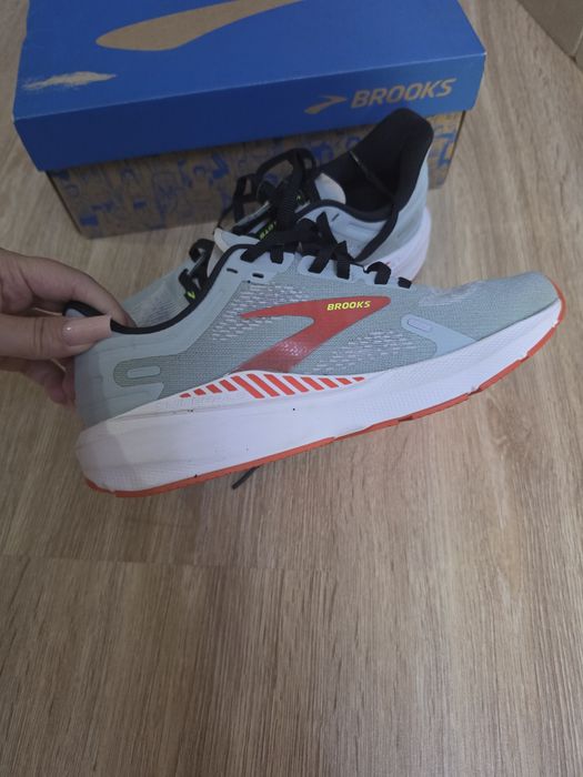 Brooks noi marimea 39