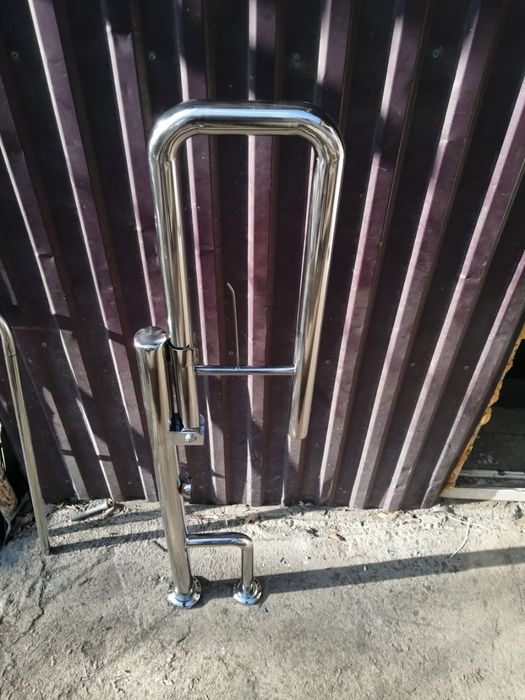 Откидной поручень