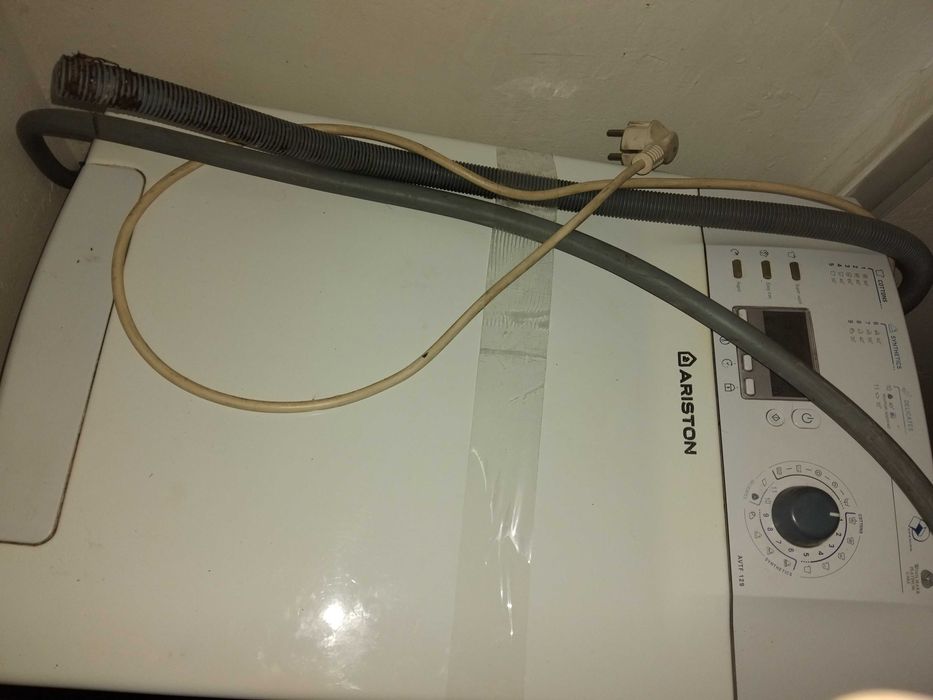 Пералня аристон продавам за 50 евро със малък дефект за ремонт