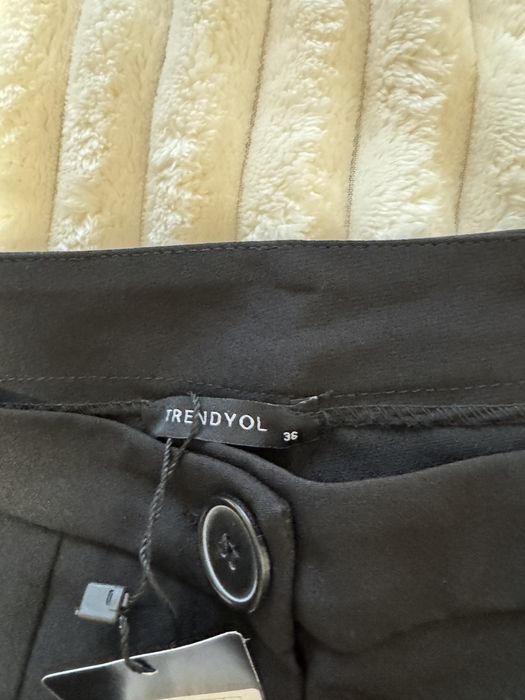 Черен клоширан панталон с испанска цепка на крака