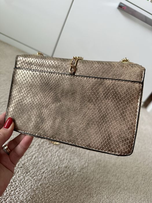 Poșetă aurie elegantă