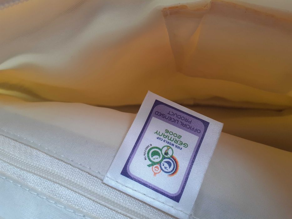 Чанта от световното първенство по футбол 2006 И мъжка кожена чанта.