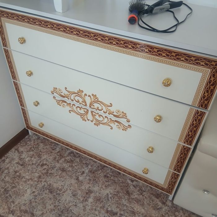 Продам камод с зеркалом и с 2 тумбой