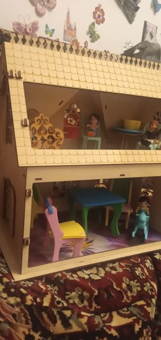 Деревянный кукольный домик