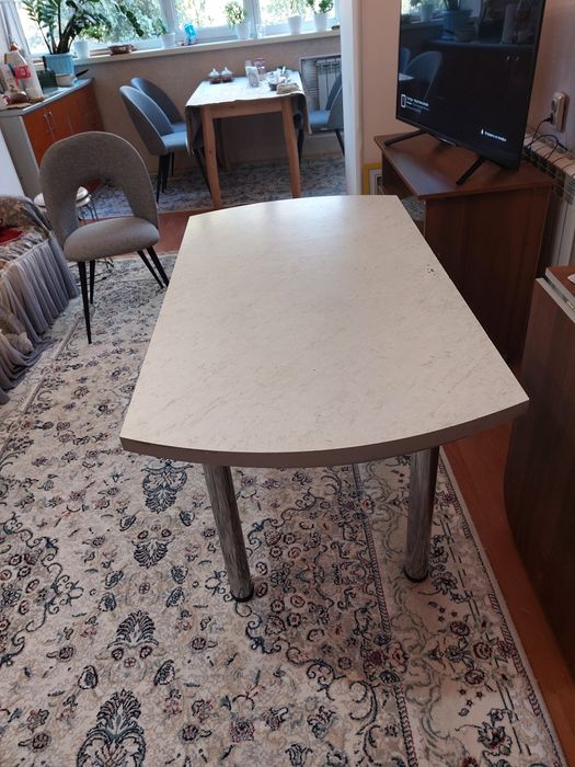 Продаётся кухонный стол