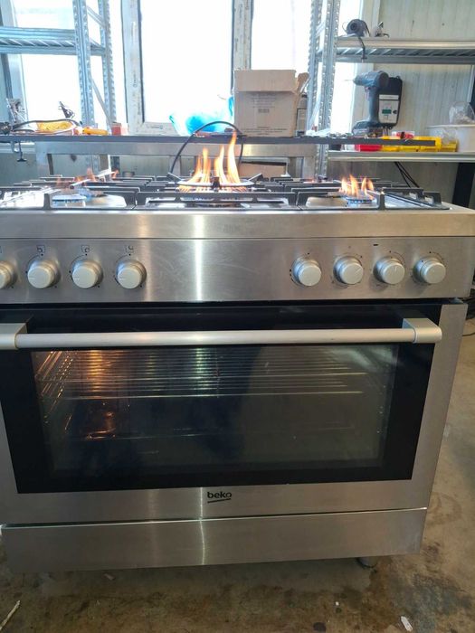 Газова готварска печка + 5 котлона