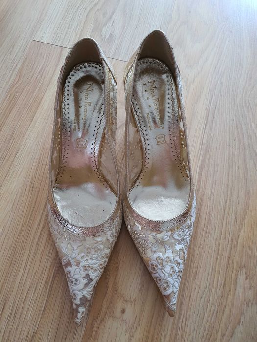 Pantofi de dantela alba cu auriu marimea 39 toc 7cm