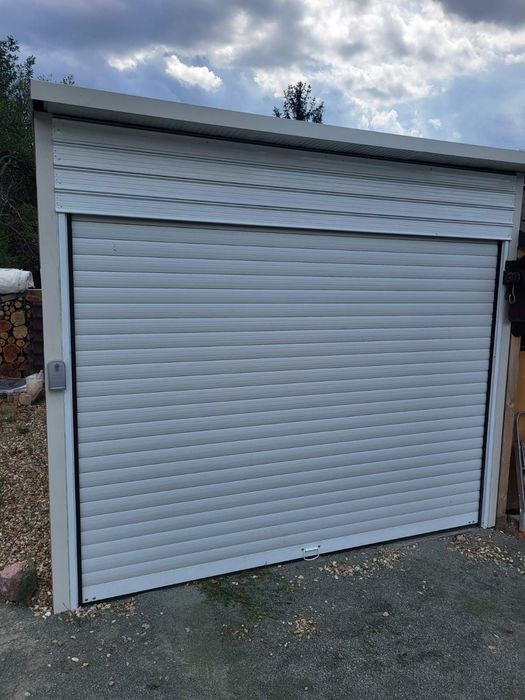 Произвежда гаражни клетки от термопанели