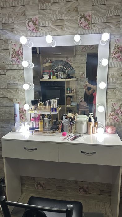 Визажный стол с зеркалом