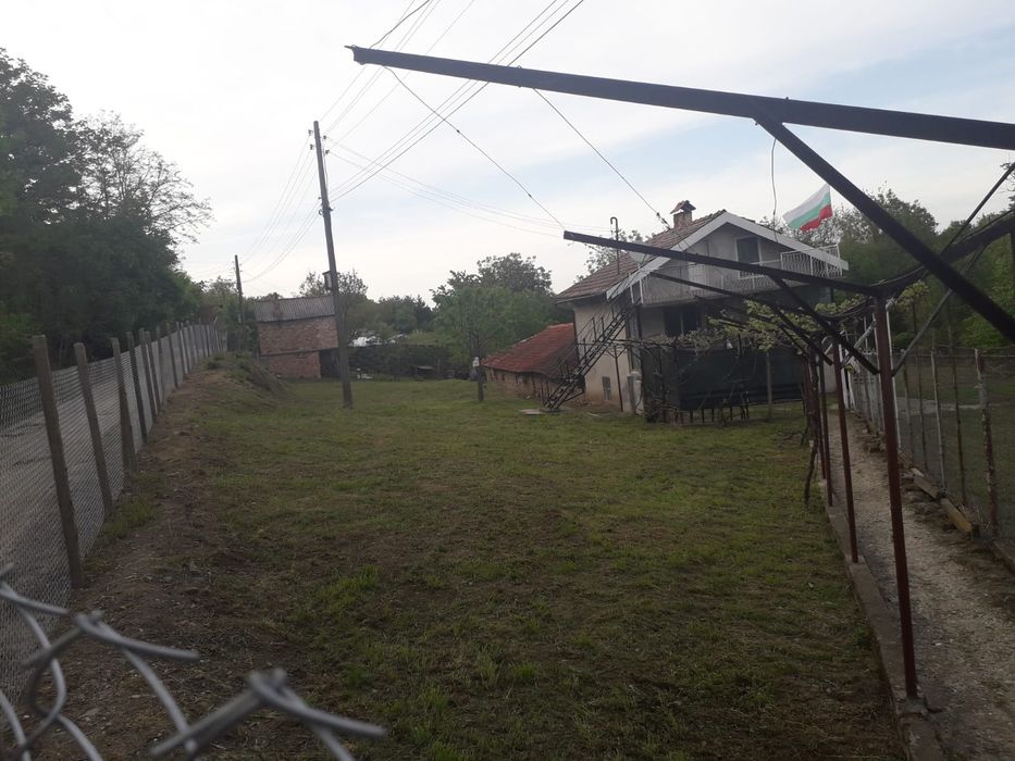 Продавам къща в гр. Русе, местност Сухия Кладенец